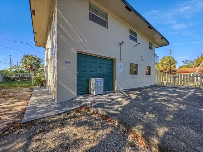 Building Photo - 883 SW 10th St