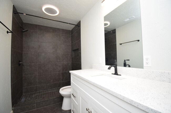 Building Photo - Newly Remodeled Magna Gem with New Appliances & Easy Freeway Access!!