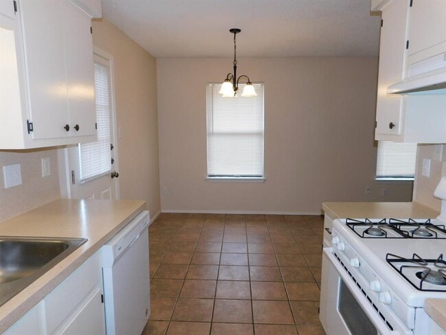 Building Photo - 806 Country Aire Dr