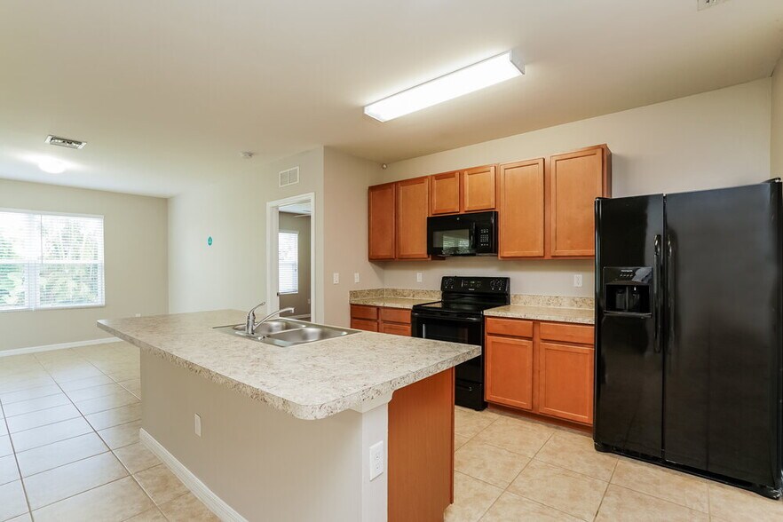 Building Photo - 2002 SE 12th St