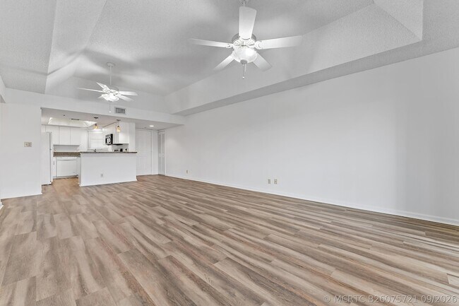 Building Photo - 700 Uno Lago Dr