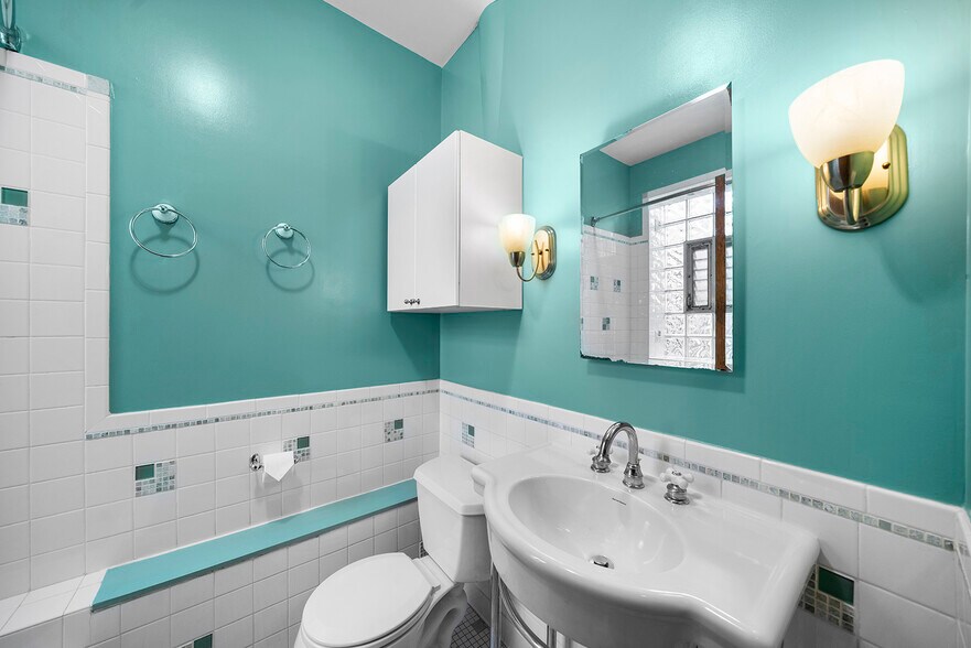 Bathroom - 5344 N Ashland Ave