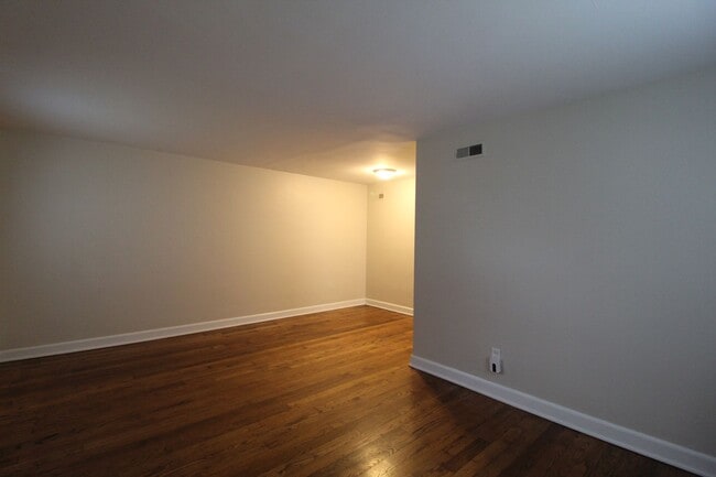 Building Photo - One Bedroom Duplex in North Kansas City