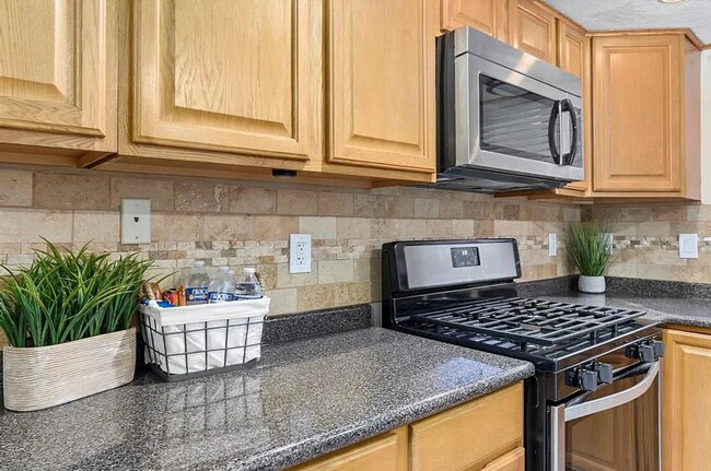 Building Photo - 2 Bedroom, 1.5 Bath Townhome – Modern Comfort in a Great Location!