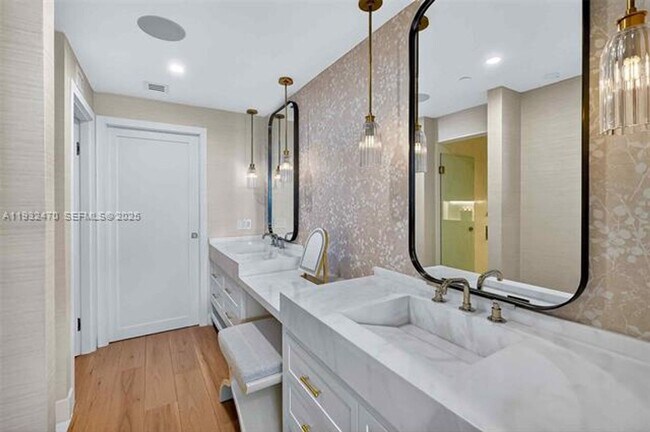 Building Photo - 700 NE 24th St