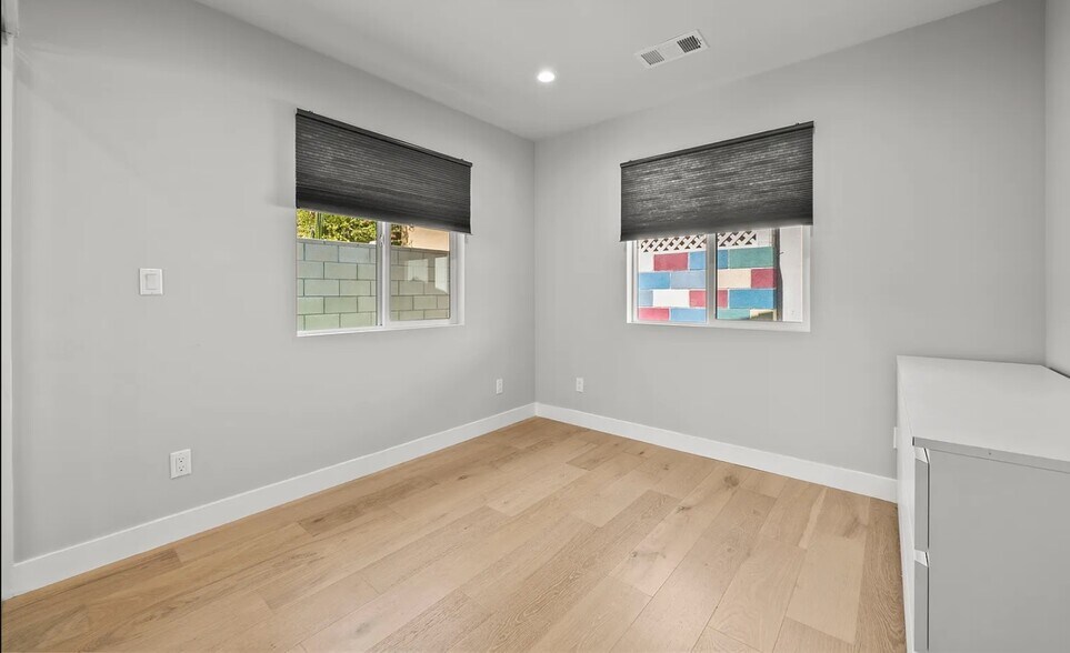 Building Photo - 1525 N Screenland Dr