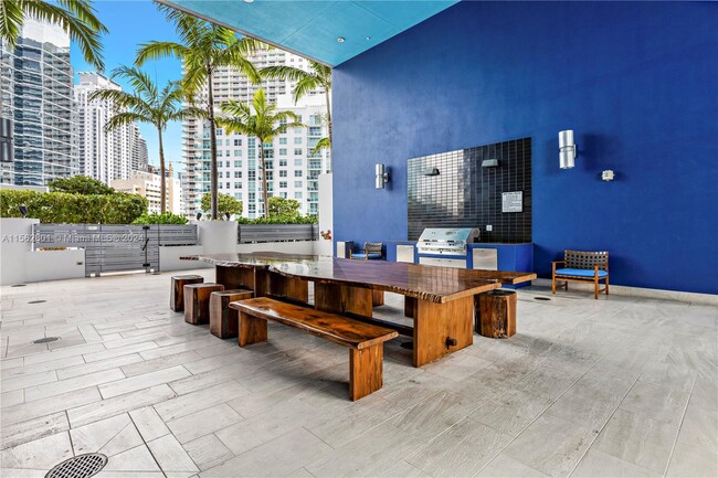 Building Photo - 1300 Brickell Bay Dr