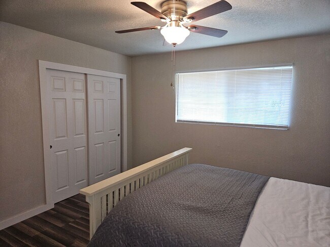 Building Photo - LARGE 4 BEDROOM 3 BATH FULLY FURNISHED HOUSE
