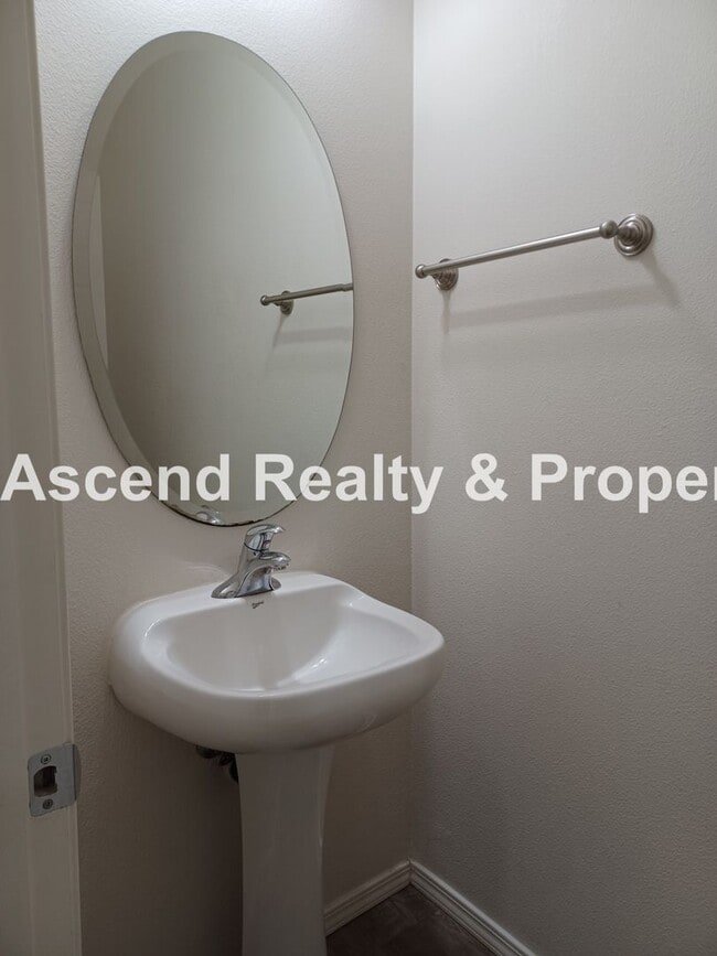 Building Photo - Lower Pirce! 3 Bed Townhome 1 Car Garage Backs to Greenspace Close to Parks, Intel, Nike, Columbi...