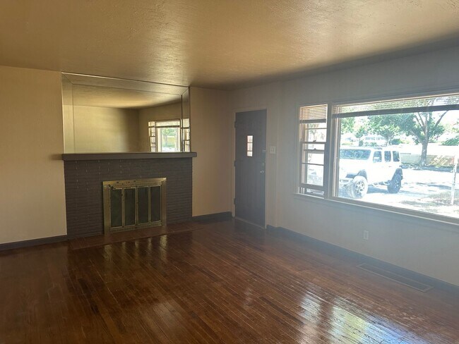 Building Photo - 3 bed 1 bath house