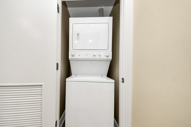 Building Photo - 5941 S Loop E