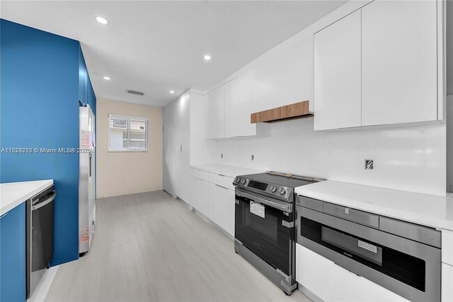 Building Photo - 5020 SW 92nd Ave