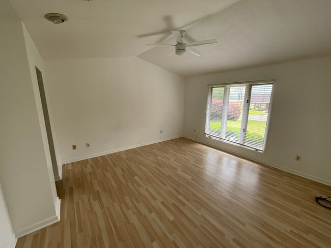 Building Photo - 4050 Linwood Dr