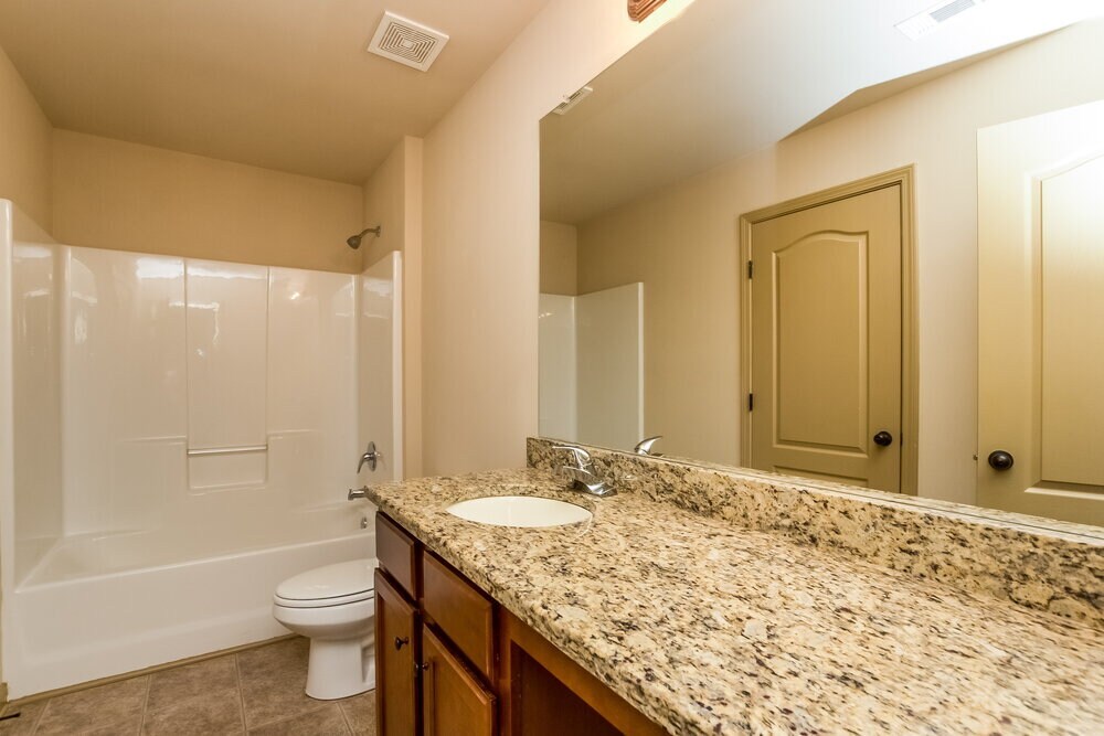 Building Photo - 3336 Montauk Hill Dr