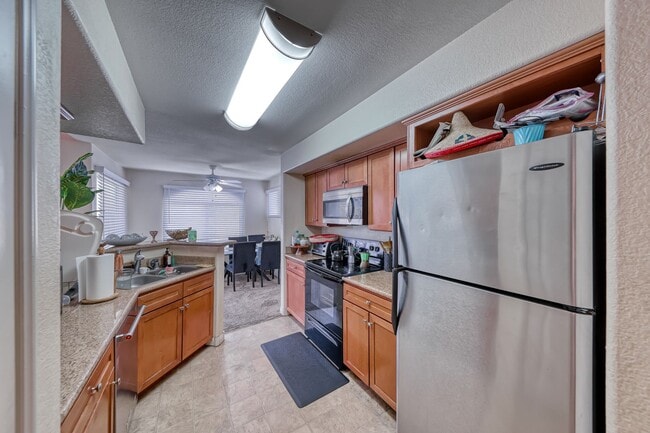 Building Photo - Gated community with pool and spa 2 bed 2 ...