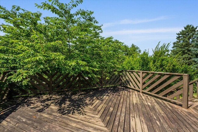 Building Photo - 371 Larchmont Ct