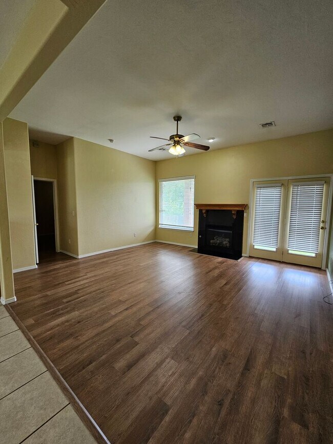 Building Photo - Moore Rental! Available NOW!