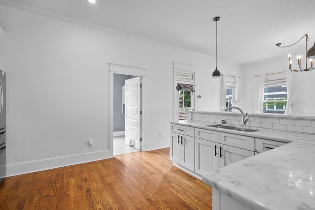 Building Photo - 904 Delmas Ave