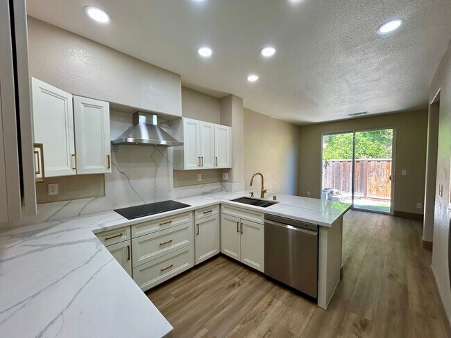 Building Photo - Remodeled and Comfortable Townhome