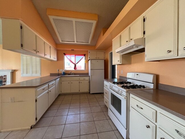 Building Photo - 3 Bedroom 2 Bathroom House with Swimming P...