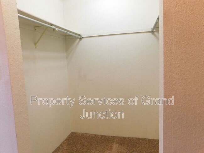 Building Photo - 805 E Cedar Ct