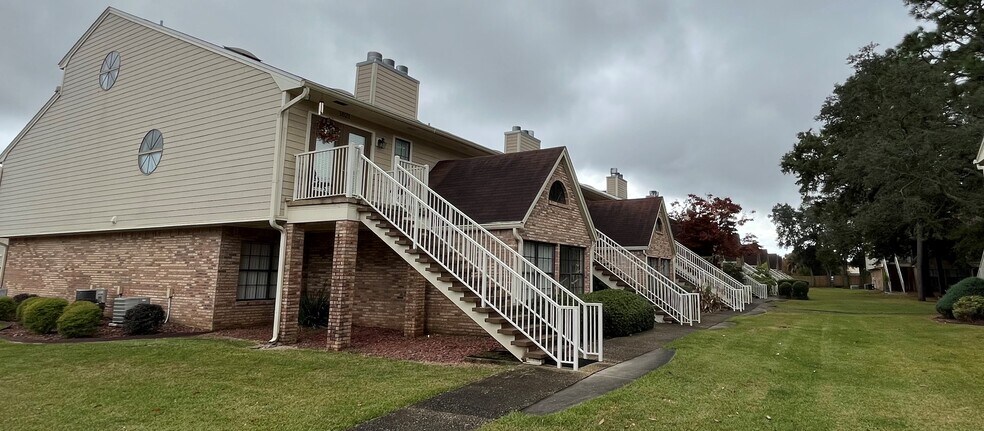 Side View - 5001 Grande Dr