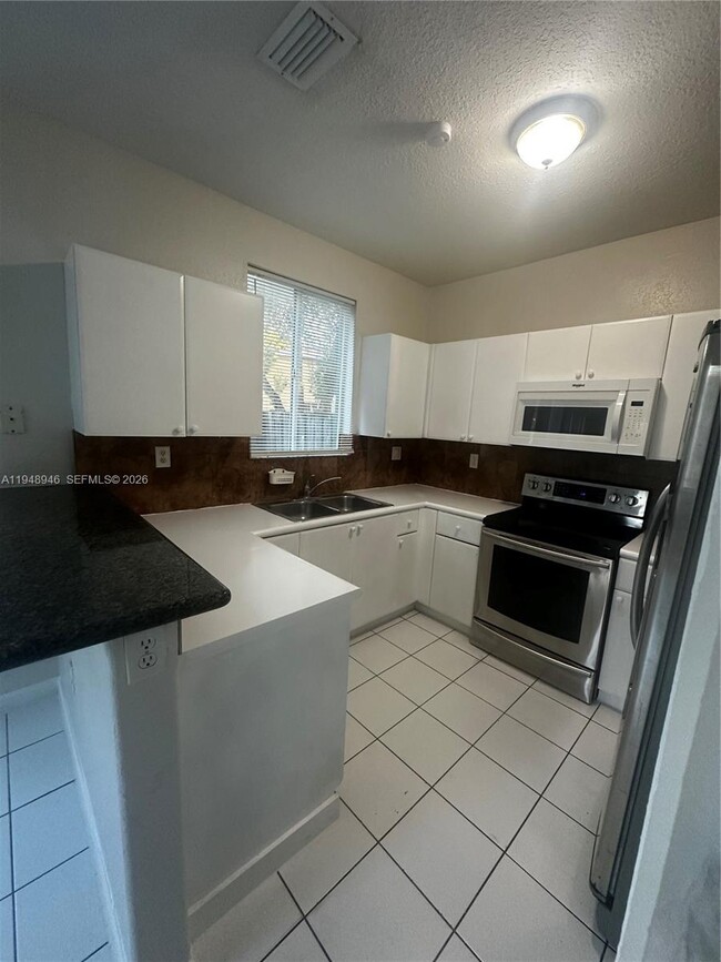 Building Photo - 2440 SE 14th Ave