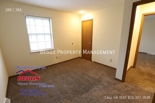 Building Photo - 213 Dains St