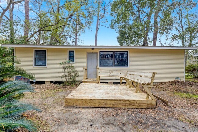 Building Photo - 3 bed 2 Bath house with fenced-in yard on Pepper dr! Available now!