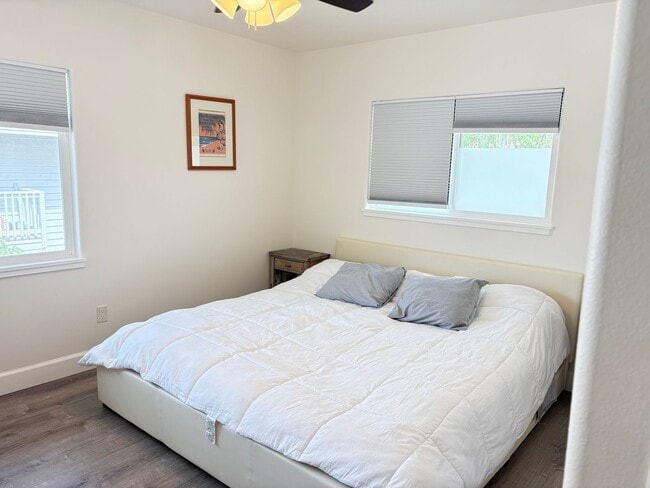 Building Photo - Large 5 Bedroom Home