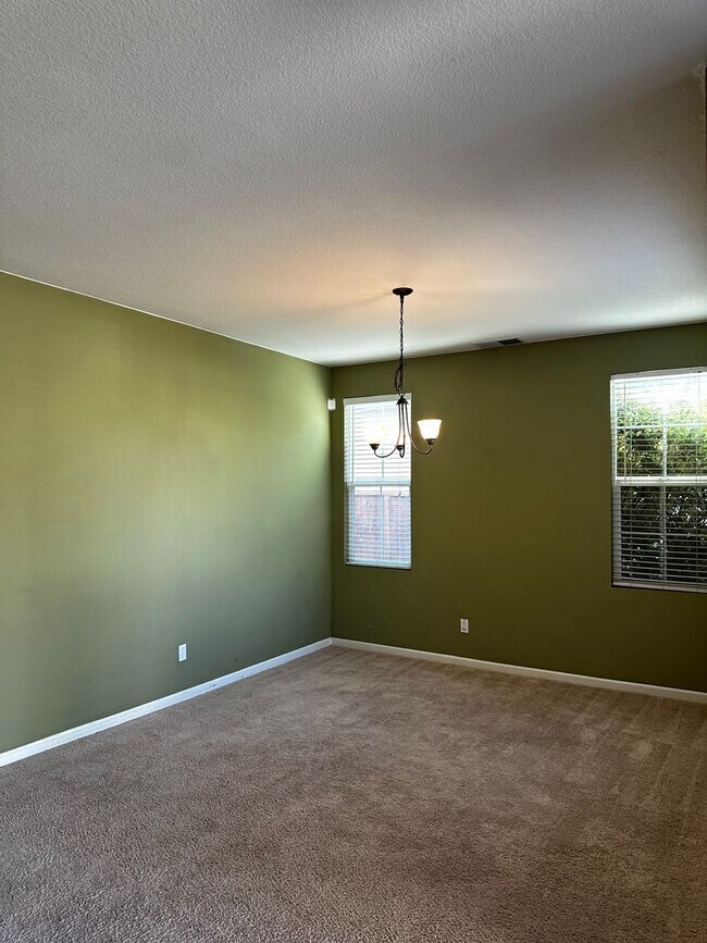 Building Photo - $1497.50 off first full months rent