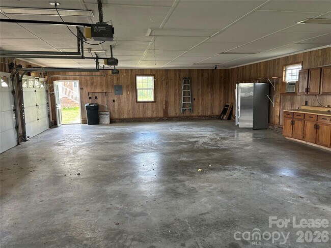 Building Photo - 2417 Lynwood Dr