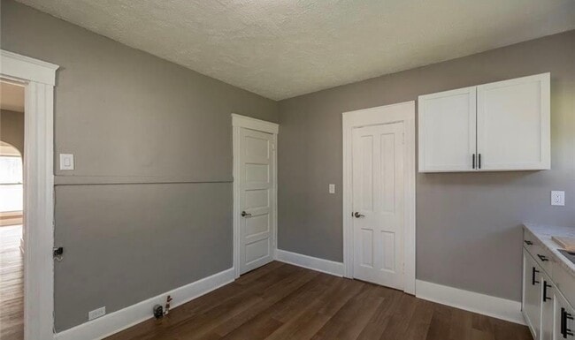 Building Photo - 353 S Maple St