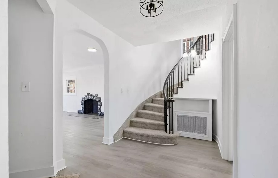 Building Photo - 8951 La Salle Blvd