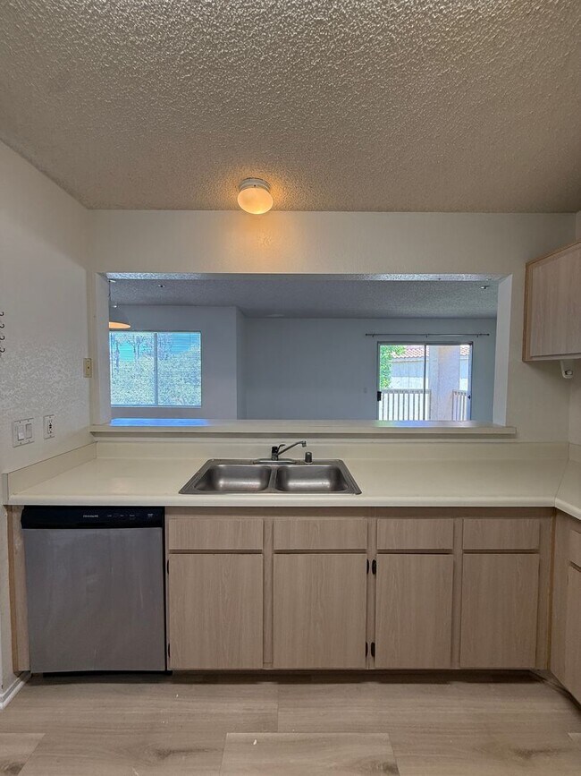 Building Photo - Centrally Located Las Palmas Upstairs Cond...