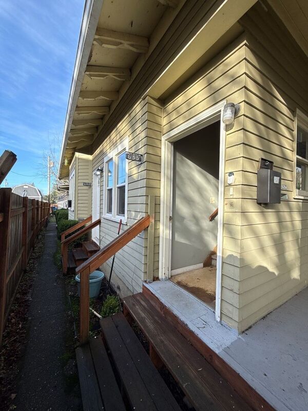 Building Photo - 635 Thompson Ave NE