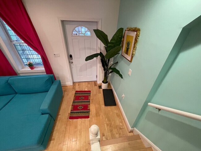Building Photo - Stylishly Renovated 3 bedroom, 2.5 bath wi...