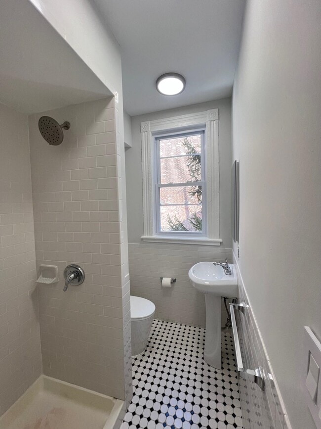 Building Photo - 492 Monmouth St