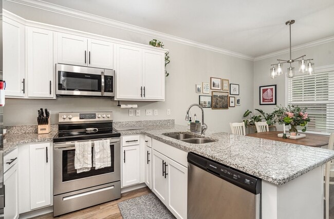 Building Photo - Charming 3-Bedroom Townhome Close to Every...