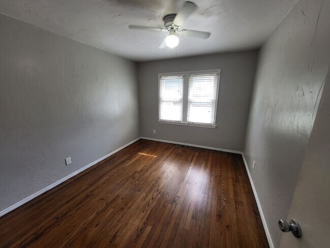 Building Photo - Remodeled 2 bedroom, 1 bathroom house in Capitol View neighborhood Edmond, OK with washer and dry...