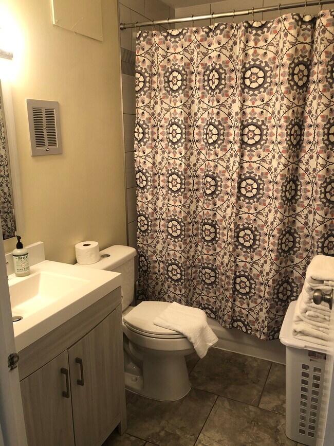 Building Photo - 105 Jamestown Rd