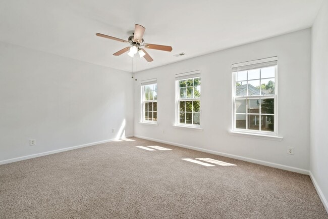 Building Photo - Spacious Townhome with Finished Basement -...