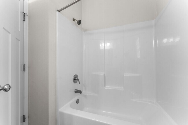 Building Photo - NEW LUXURY 3 BED 2 BATH 2 CAR GARAGE DUPLEX