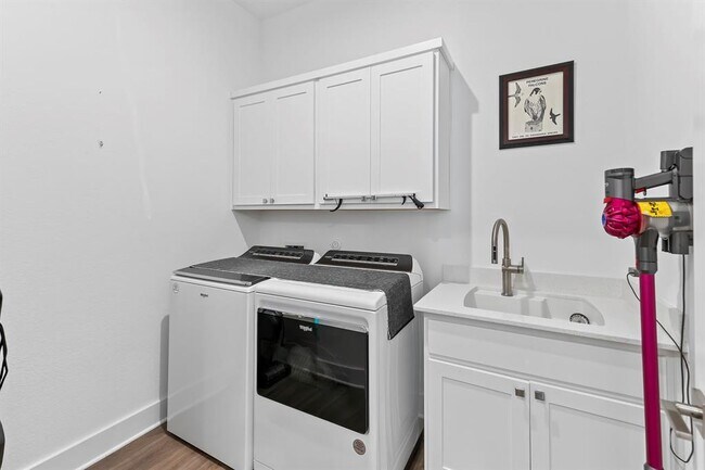 Building Photo - 523 Hallwood Dr