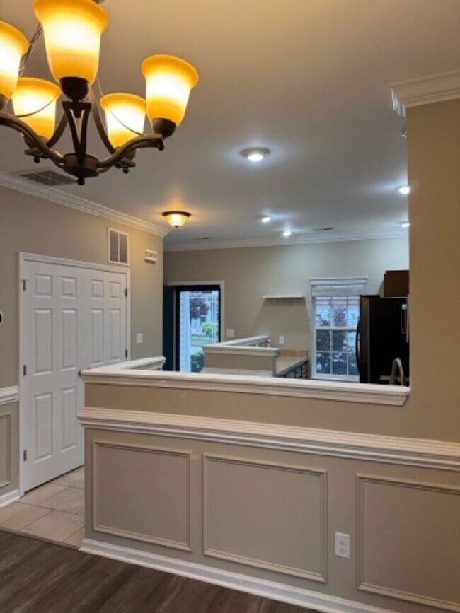 Building Photo - 3 Bedroom Townhouse with a Loft Area and a...
