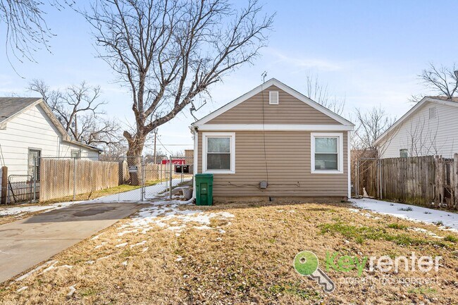 Building Photo - Renovated 2 bedroom | 1 Bath Duplex