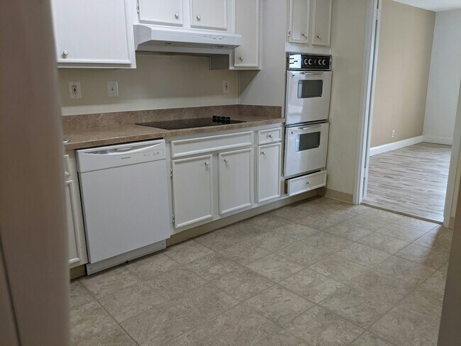 Building Photo - 205 Yoakum Pkwy