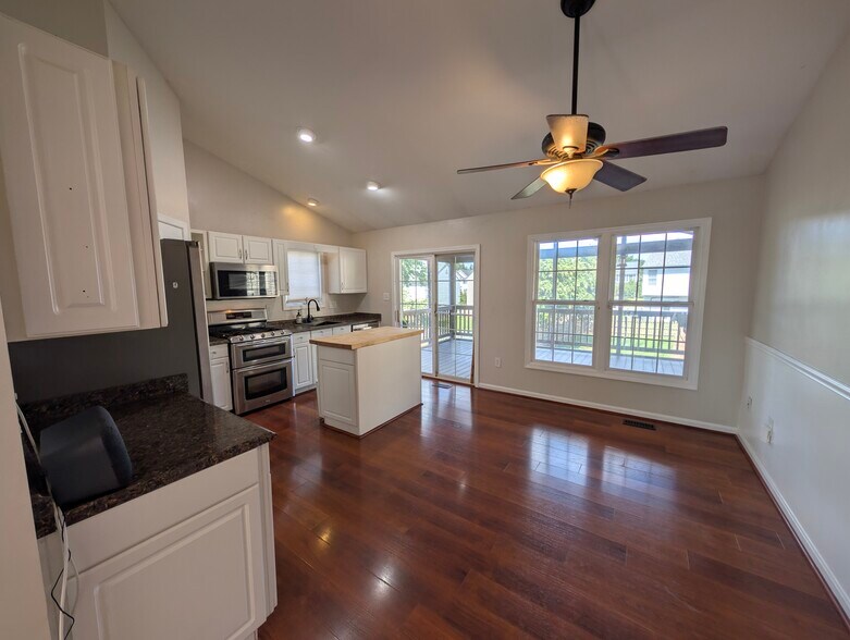 Building Photo - 212 Silver Stone Dr