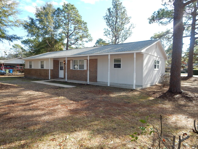 Building Photo - 3 bed/1.5 bath home in Hoggard school dist...