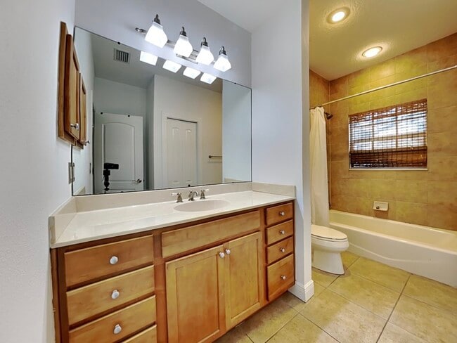 Building Photo - 422 S Habana Ave